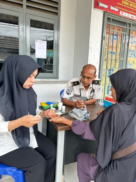 PENGOBATAN GRATIS BAGI MASYARAKAT SEKITAR â€“ Foto 3